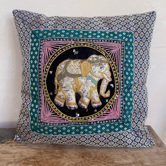 ELEPHANT PILLOW Embellished Sequins Embroidered Made by Hand in India 15” x 15” - Picture 8 of 8